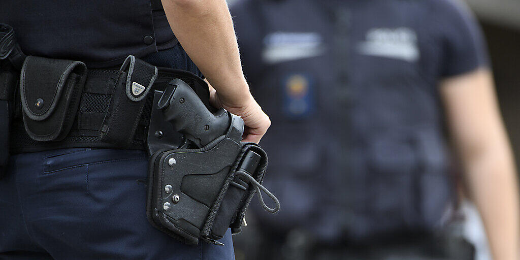 Während einer Schiessausbildung der St. Galler Kantonspolizei hat sich ein Polizist durch einen Schuss, der sich versehentlich löste, selber am Oberschenkel verletzt (Archivbild).