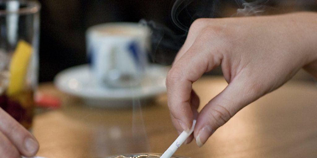 Werbung für Zigaretten könnte künftig in der Schweiz verboten sein. Die Bevökerung wäre damit laut einer Befragung einverstanden.