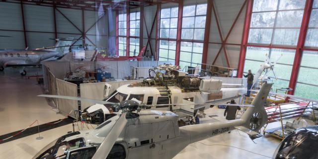 Ruag-Monteure verrichten Servicearbeiten an einem Heli (Archiv)