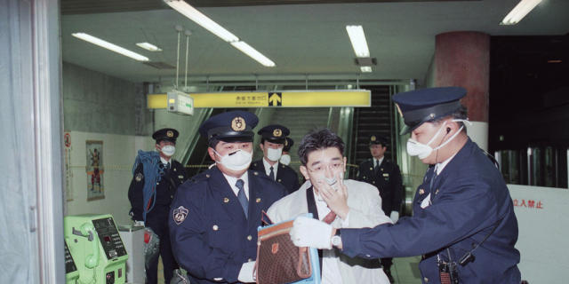 Dieses Foto ist schon 20 Jahre alt: Giftgas-Opfer in Tokio (Archiv) Dieses Foto ist schon 20 Jahre alt: Giftgas-Opfer in Tokio (Archiv)