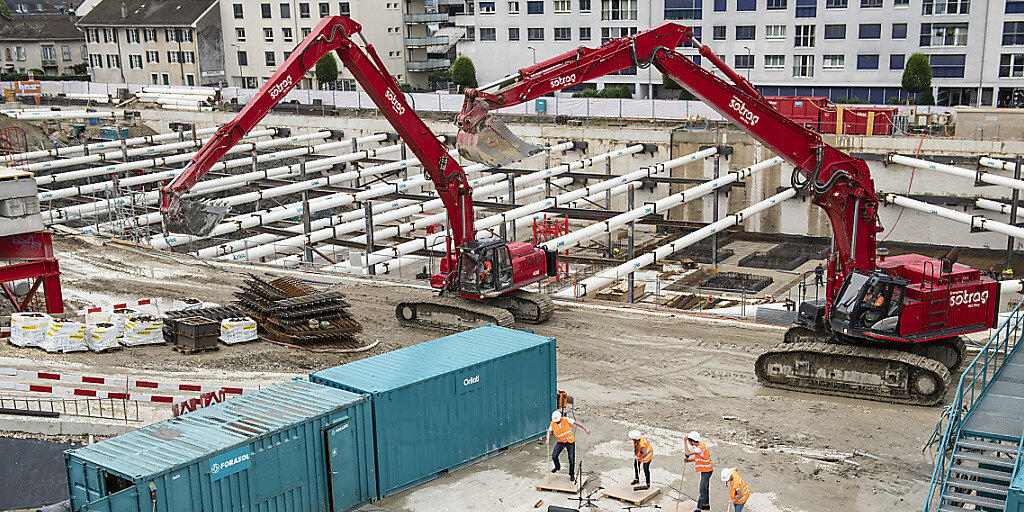 Die verstärkte Solidarhaftung wirkt präventiv gegen Lohndumping auf Schweizer Baustellen. Der Bundesrat will daran festhalten. (Themenbild)