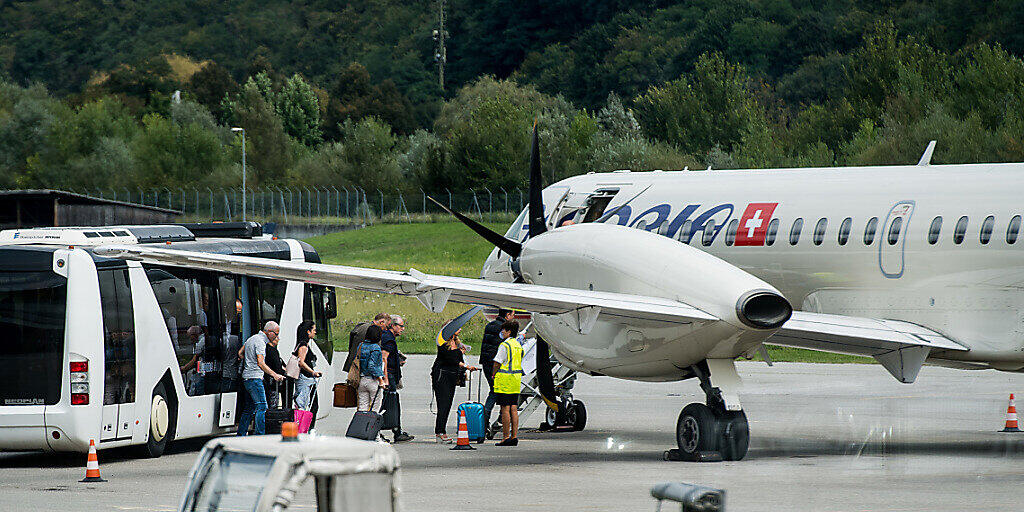 Der Flugbetrieb zwischen Zürich und Lugano ist auch für das Wochenende abgesagt. Die slowenische Fluggesellschaft Adria Airways bleibt wegen Geldmangels auch am Samstag und Sonntag am Boden. (Archiv)