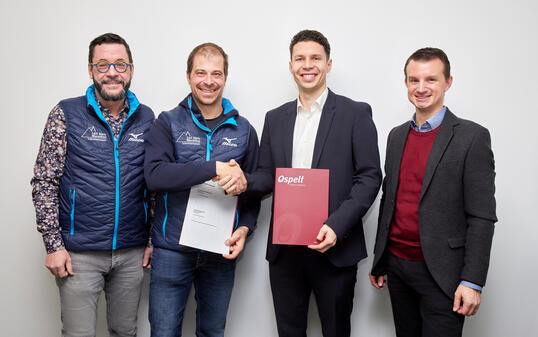 Glückliche Gesichter: Patrik Schädler und Christoph Willinger vom Verein Pro LGT Alpin Marathon sowie Philipp Ospelt und Reto Siegenthaler von der Ospelt Gruppe (v.l.).