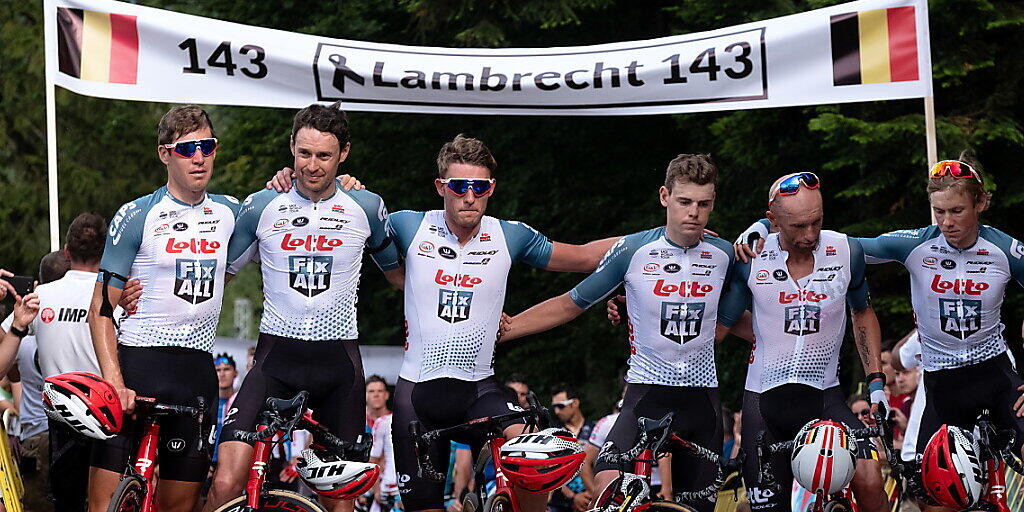 In der Trauer vereint: Die Fahrer von Lotto Soudal, dem Team des am Montag tödlich verunglückten Bjorg Lambrecht, am Ziel der 4. Etappe der Polen-Rundfahrt