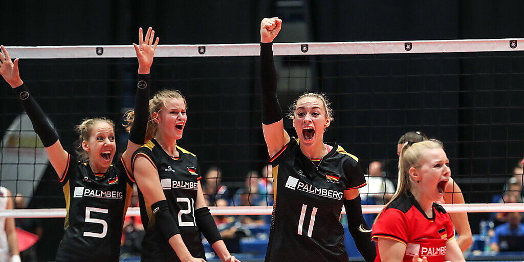 Die deutschen Volleyballerinnen freuen an der EM über den 3:2-Coup gegen Rekordchampion Russland