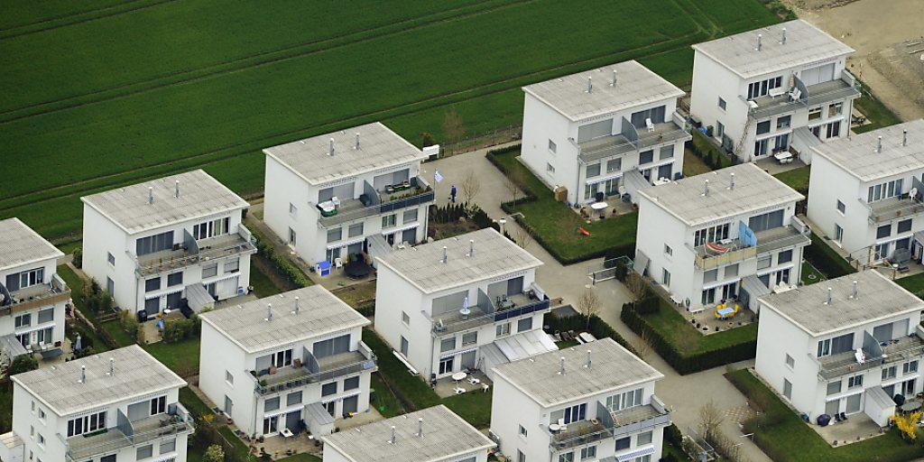 Eigenheimbesitzer können derzeit von einem Rekord tiefen Zinsaufschlag für längere Laufzeiten ihrer Hypotheken profitieren. (Archiv). Eigenheimbesitzer können derzeit von einem Rekord tiefen Zinsaufschlag für längere Laufzeiten ihrer Hypotheken profitieren. (Archiv).