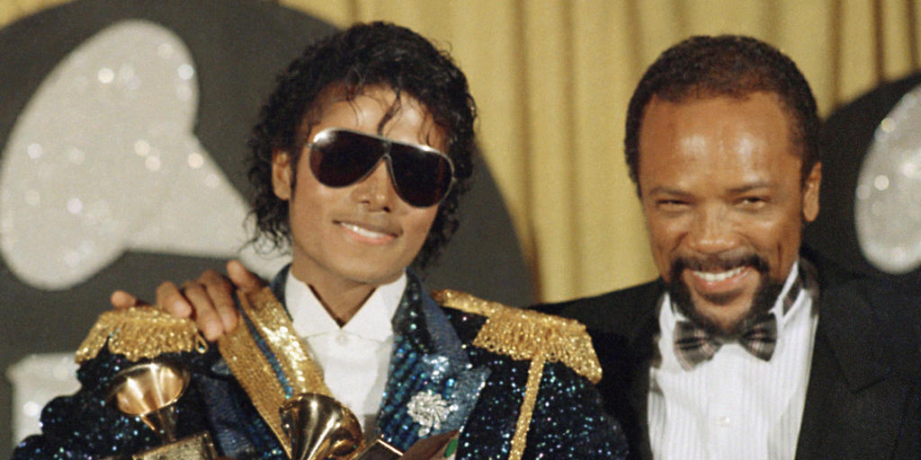 Das Bild zeigt Michael Jackson 1984 zusammen mit Qunicy Jones anlässlich der Grammy-Awards-Verleihung in Los Angeles. Das Filmfestival in Venedig präsentierte am 4. September 2017 eine 3-D-Version von Jacksons Musikvideo "Thriller". (Archiv)