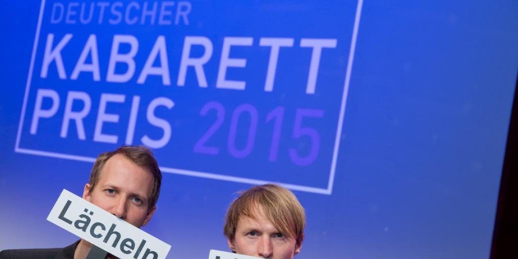 Leise und erfolgreich: Die Schweizer Plakatkünstler "Ohne Rolf" (Jonas Anderhub, l., und Christof Wolfisberg, r.) sind mit dem Deutschen Kabarett-Preis 2015 ausgezeichnet worden.