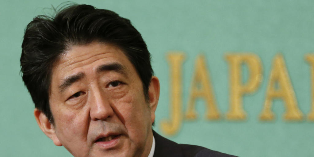 Japans Premierminister Shinzo Abe zeigt sich trotz mieser Konjunkturdaten unbeirrt zuversichtlich: Schuld am schwachen Konsum sei das ungewöhnlich warme Wetter.