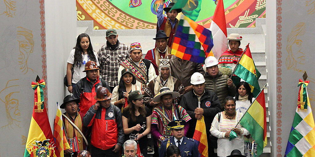 Lamafötus verbrannt. Boliviens Präsident Evo Morales (erste Reihe, zweiter von rechts) bei der Einweihung des neuen Präsidentenpalasts in La Paz.