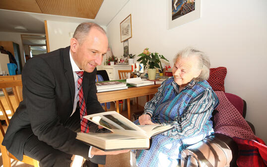 Besuch von Regierungschef Adrian Hasler im Pflegeheim Schlossgarten in Balzers