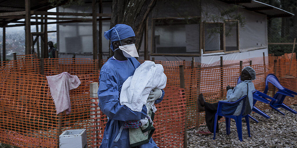 Eingesundheitsmitarbeiter bringt ein vier Tage altes Baby, das wahrscheinlich an Ebola erkrankt ist, in ein Behandlungszentrum. (Archiv)