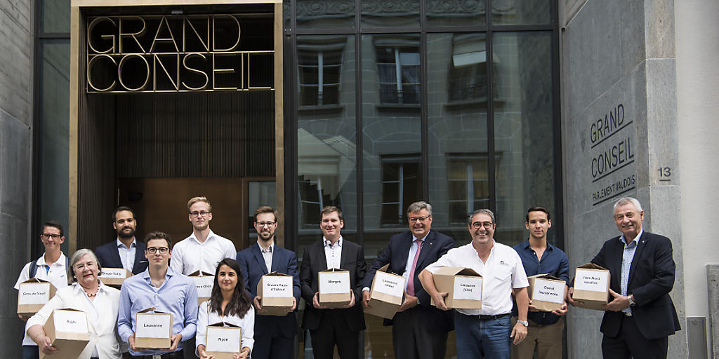 Die Initianten vor dem Grossratsgebäude in Lausanne vor der Einreichung der Unterschriften der kantonalen Volksinitiative für eine Steuersenkung für den Mittelstand.
