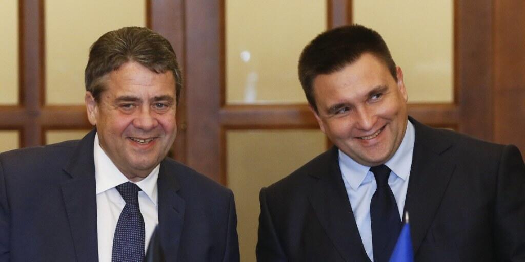 Der deutsche Aussenminister Sigmar Gabriel (r) hat in Kiew seinen ukrainischen Amtskollegen Pawlo Klimkin getroffen.