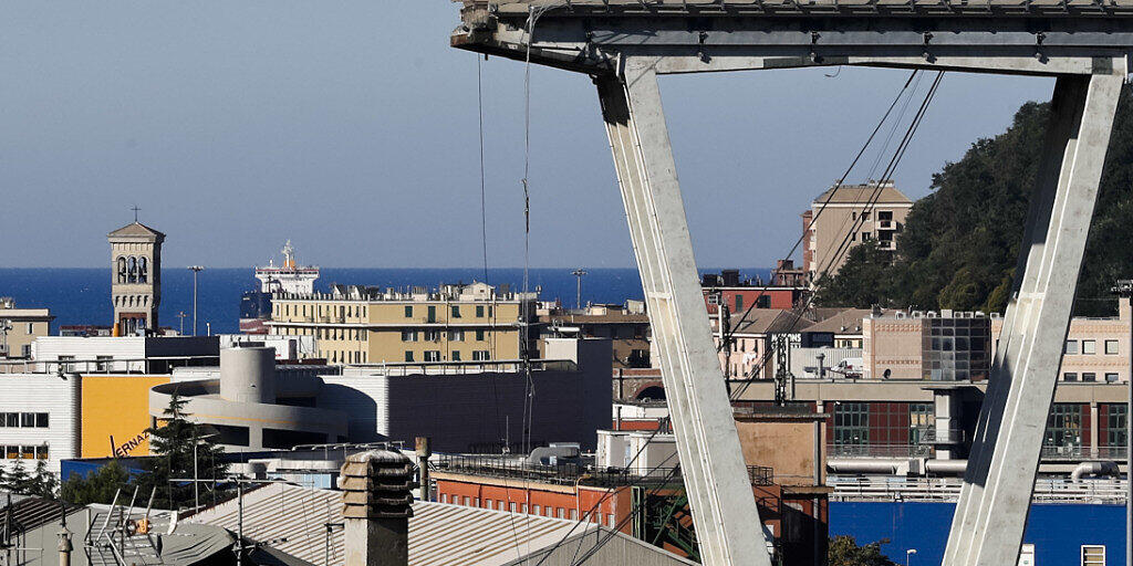 ARCHIV - Am 14. August 2018 brach in Genua die Morandi-Autobahnbrücke zusammen - 43 Menschen starben. Foto: Antonio Calanni/AP/dpa