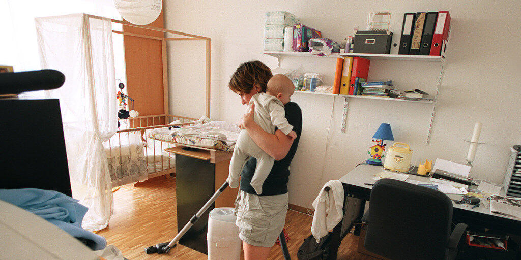 Wenn es um unbezahlte Arbeit im Haushalt geht, dann übernehmen Frauen immer noch den Löwenanteil, wie das Bundesamt für Statistik herausfand. (Archivbild)