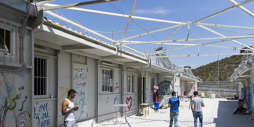 Im Flüchtlingslager Moria auf der Insel Lesbos in Griechenland ist es erneut zu Ausschreitungen gekommen. Dabei wurden zwölf Menschen verletzt. (Archivbild)