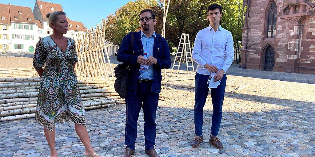 Die drei Initianten der Kunsttage Basel: Petra Sigg (Freunde des Kunstmuseums Basel), Daniel Kurjakovic (Kunstmuseum Basel) und der Galerist Carlo Knöll vor einem Kunstwerk im öffentlichen Raum. Die drei Initianten der Kunsttage Basel: Petra Sigg (Freunde des Kunstmuseums Basel), Daniel Kurjakovic (Kunstmuseum Basel) und der Galerist Carlo Knöll vor einem Kunstwerk im öffentlichen Raum.