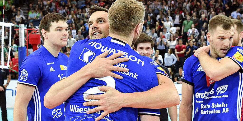 Die Spieler von Volley Amriswil feiern nach dem Cupsieg (Archiv)