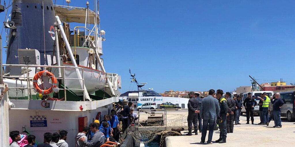 Das Rettungsschiff Mare Jonio in Lampedusa: Das Uno-Menschenrechtsbüro in Genf kritisiert die Migrationspolitik der italienischen Regierung. Ein neues Sicherheitspaket, das in den nächsten Tagen verabschieden werden soll, sieht unter anderem drakonische Strafen für private Retter vor. (Archivbild).