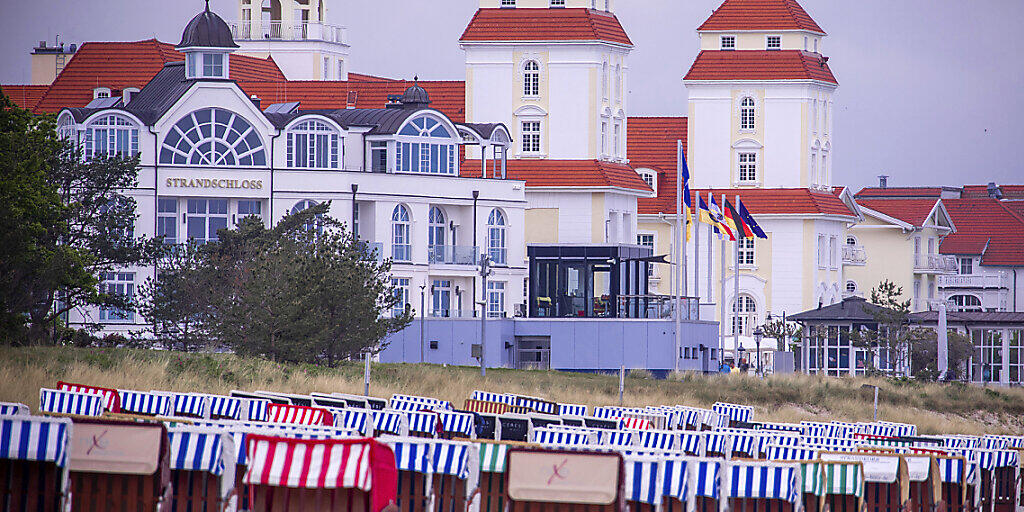 Leere Strandkörbe auf Rügen: Die Übernachtungen im deutschen Tourismus sind wegen Corona deutlich gesunken (Archivbild).