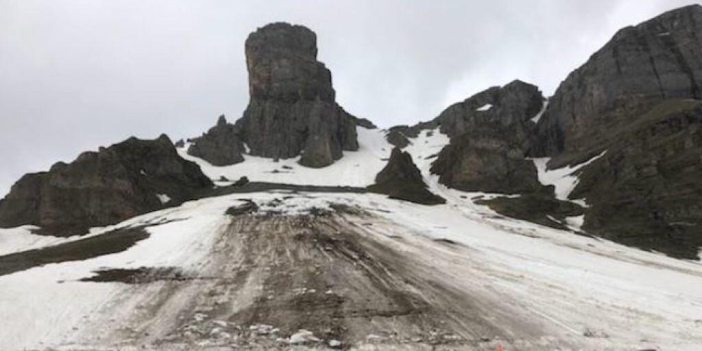 Ein Schneerutsch hat am Pfingstsonntag am Klausenpass zwei Autos mitgerissen.