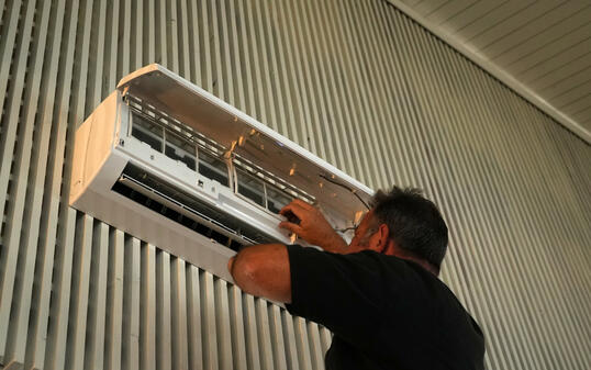 KLIMAANLAGE, KLIMAGERAET, KAELTEMONTEUR, TECHNIKER, MONTEUR, KAELTETECHNIKER, HANDWERKER,
