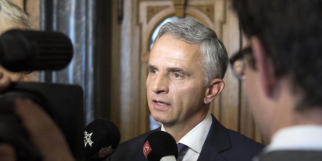 Bundesrat Didier Burkhalter gibt Journalisten vor dem Nationalratssaal Auskunft. (Archivbild)