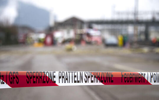 Nach der Explosion im Chemiewerk der RohnerChem in Pratteln BL wurde das Gebiet weiträumig abgesperrt. Für Umwelt und Menschen bestand keine Gefahr.