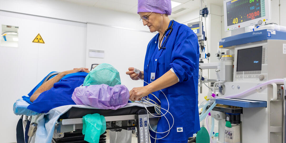 Brigitta Wenaweser, Leitung Anästhesiepflege, bereitet einen Patienten für die OP vor.