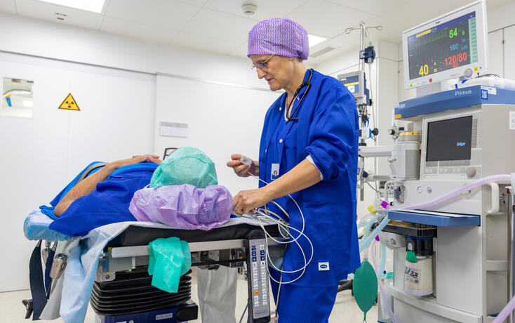 Brigitta Wenaweser, Leitung Anästhesiepflege, bereitet einen Patienten für die OP vor.