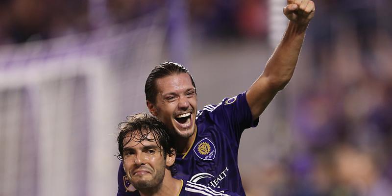 Der Brasilianer Kaka feiert zusammen mit Adrian Winter einen Treffer f&uuml;r Orlando City