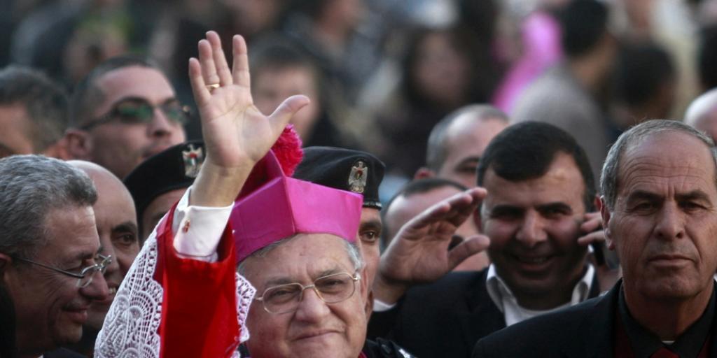 Der lateinische Patriarch Fuad Twal an der Spitze der Prozession von Jerusalem nach Bethlehem. (Archiv)