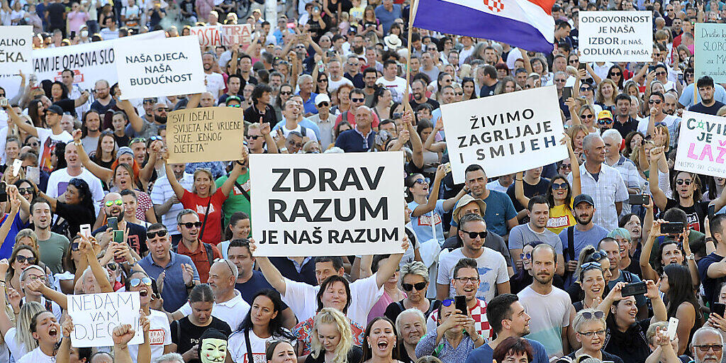 Demonstranten nehmen an einem Protest gegen Corona-Maßnahmen in Zagreb teil. Tausende Menschen haben sich zu der Demonstration in der Innenstadt versammelt. Foto: -/AP/dpa Demonstranten nehmen an einem Protest gegen Corona-Maßnahmen in Zagreb teil. Tausende Menschen haben sich zu der Demonstration in der Innenstadt versammelt. Foto: -/AP/dpa
