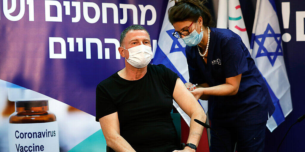 Eine Mitarbeiterin in einem Krankenhaus impft den israelischen Gesundheitsminister Juli Edelstein. Foto: Amir Cohen/POOL Reuters/AP/dpa Eine Mitarbeiterin in einem Krankenhaus impft den israelischen Gesundheitsminister Juli Edelstein. Foto: Amir Cohen/POOL Reuters/AP/dpa