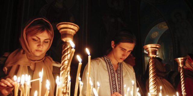 Gläubige in Kiev zünden zum orthodoxes Osterfest Kerzen an