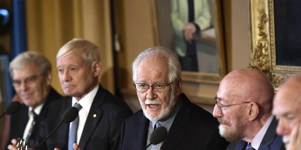 Der Waadtländer Nobelpreisträger Jacques Dubochet (Mitte) hatte in den vergangenen Tagen in Stockholm Gelegenheit die ebenfalls Geehrten zu treffen - am Sonntagnachmittag wird dann die offizielle Zeremonie stattfinden.