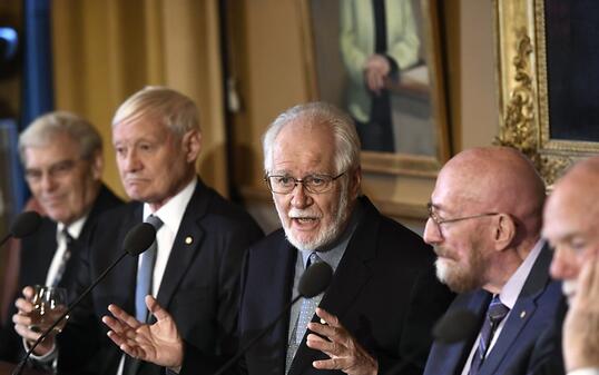 Der Waadtländer Nobelpreisträger Jacques Dubochet (Mitte) hatte in den vergangenen Tagen in Stockholm Gelegenheit die ebenfalls Geehrten zu treffen - am Sonntagnachmittag wird dann die offizielle Zeremonie stattfinden.