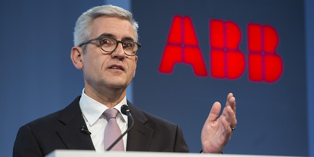 ABB-Konzernchef Ulrich Spiesshofer hat für 2016 einen Umsatzrückgang bekanntgegeben. (Archivbild)