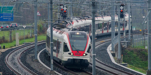 Ein Zug befährt die neue Bahnstrecke im Tessin