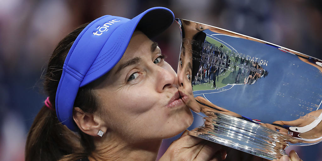 Martina Hingis küsst ihren 25. Grand-Slam-Pokal