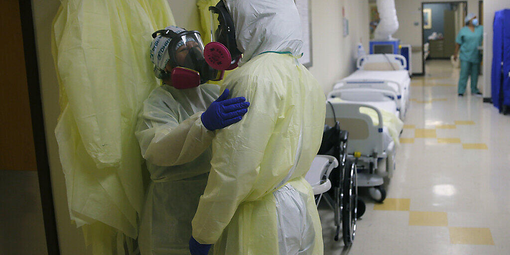 Medizinische Mitarbeiter von DHR Health in McAllen (Texas) in einer Einrichtung zur Betreuung von Covid-19-Patienten. Foto: Eric Gay/AP/dpa