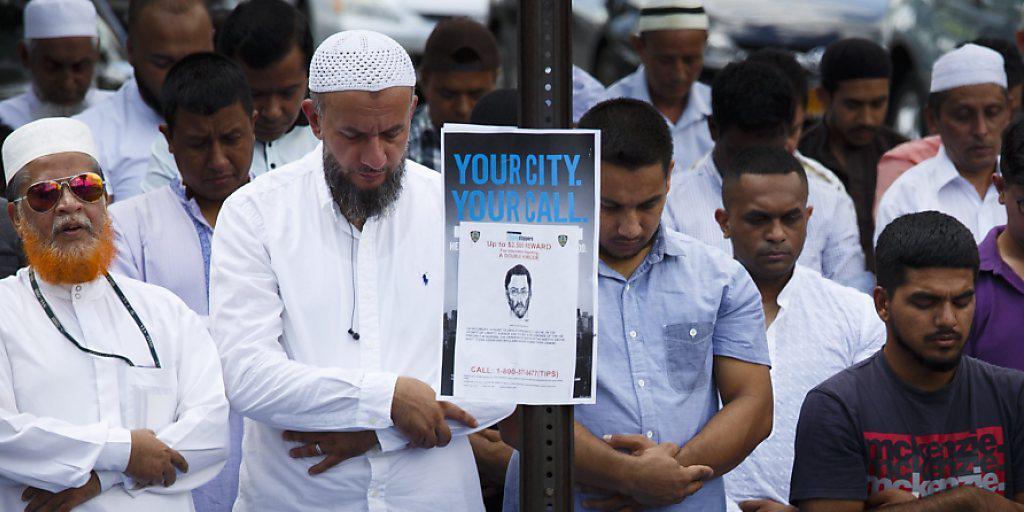 Mitglieder der muslimischen Gemeinde beten für den getöteten Imam in New York - ein Tatverdächtiger wurde festgenommen.