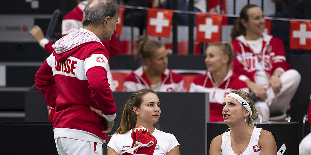 Für das Schweizer Fed-Cup-Team mit Captain Heinz Günthardt (links) kann die Zielsetzung nur Budapest heissen