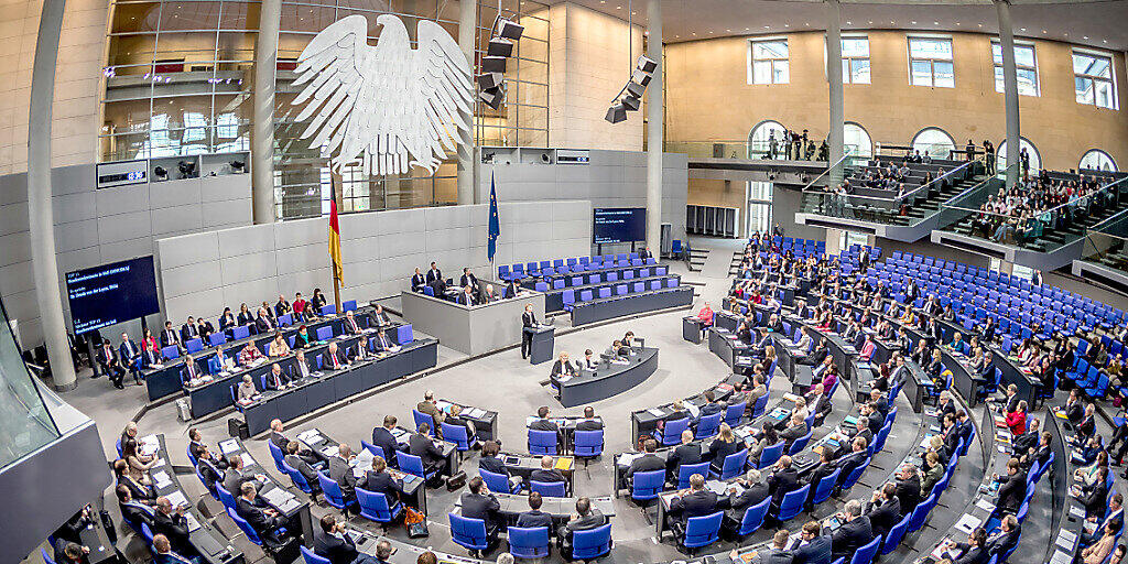 ARCHIV - Der Plenarsaal während einer Sitzung des Deutschen Bundestages. Ab Dienstag gilt auch im Bundestag eine Maskenpflicht. Foto: Michael Kappeler/dpa