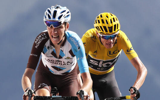 Der britische Vorjahressieger Chris Froome (im gelben Leadertrikot) lässt sich vom Franzosen Romain Bardet nicht abschütteln