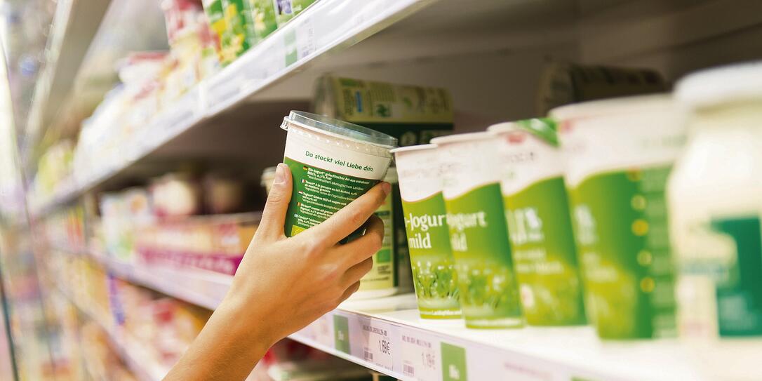 Natur-Joghurt, Rueckseite, Vertraeglichkeit, gekuehlt, Lebensmittelrecht, Fettgehalt, Lifestyle, Kennzeichnung, Verpackung, Kaloriengehalt, Naehrwerte, Zutatenverzeichnis, Verbraucher, Milchprodukt, Geschaeft, Frau, Ernaehrungsweise, Zutaten, Symbolbild,