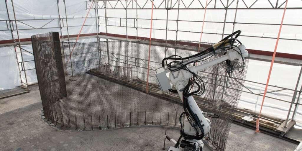 Der mobile Roboter "In Situ Fabricator" webt ein Stahlgitter, das sowohl als Gussform als auch als Stabilisator für Betonwände dient. Dadurch sind kunstvoll gewellte Formen möglich.