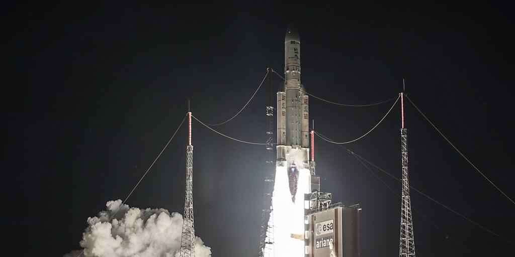 In der Raumfahrt ist in der Nacht auf Mittwoch der 100. Start einer Ariane-5-Rakete vollzogen worden. (Archivbild)