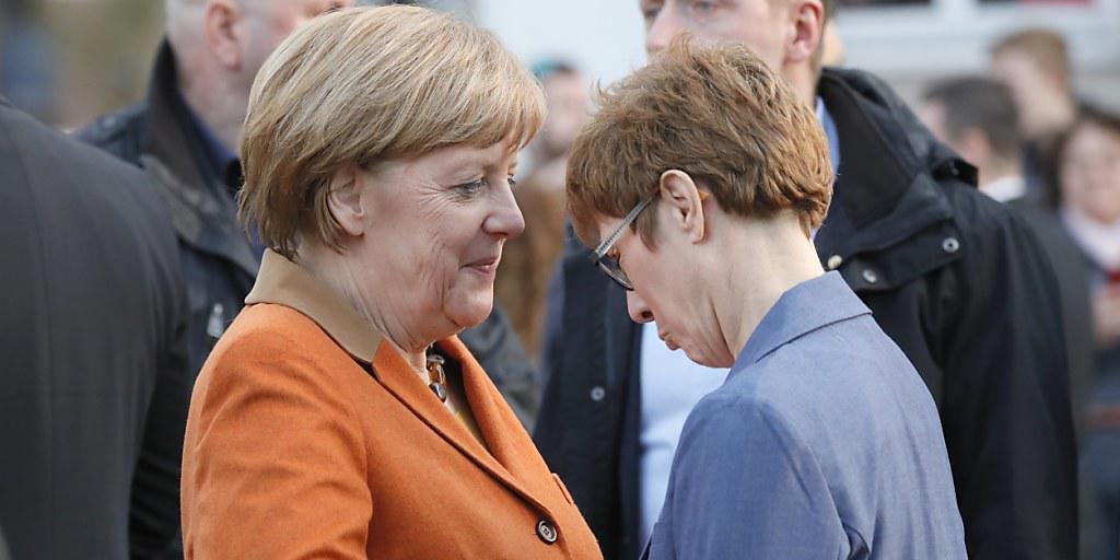 Bundeskanzlerin Angela Merkel (links) macht ihrer Parteikollegin von der CDU, Annegret Kramp-Karrenbauer, Mut vor den Landtagswahlen.